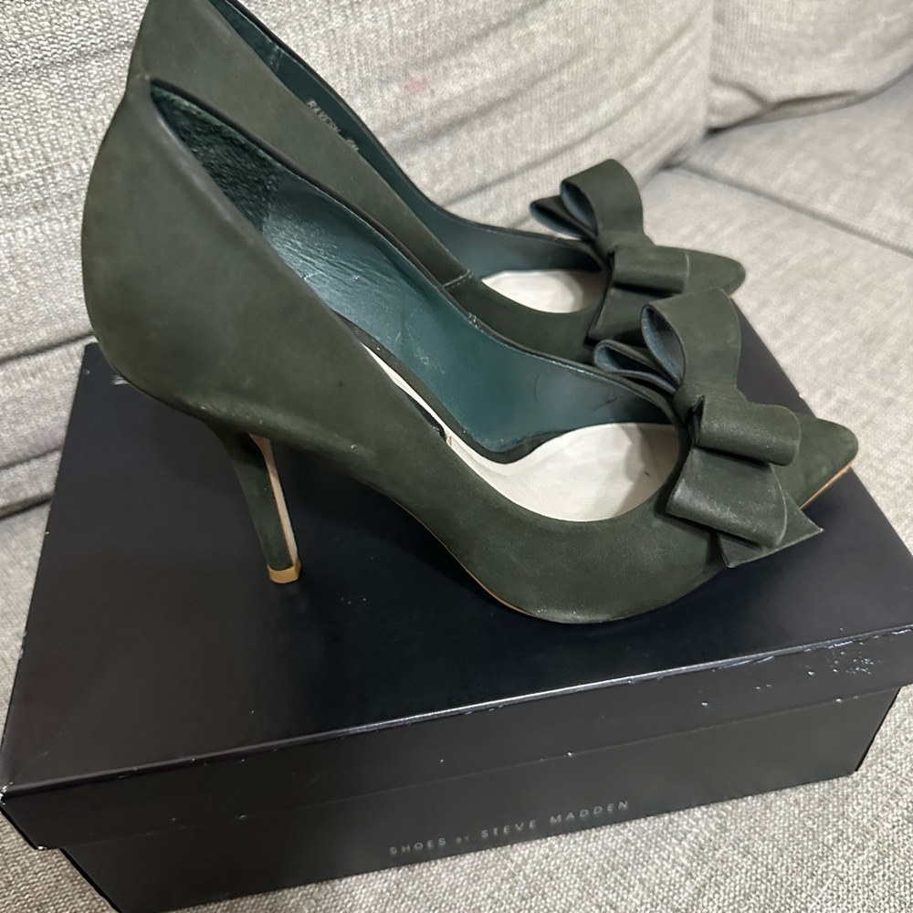 Olive Steve Madden heels with bows - Picture 3 of 9